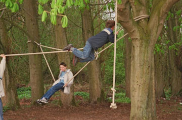 Das Bild zeigt zwei Jungen auf einer Seilleiter