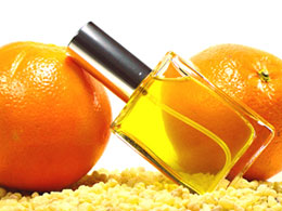 Das Bild zeigt Orangen und eine Parfümflasche
