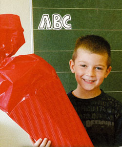 Das Bild zeigt einen Erstklässler mit Schultüte