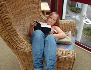 Das Bild zeigt eine Jugendliche beim Lesen