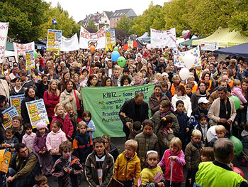 Eltern, Kinder und Erzieherinnen bei der gestrigen Demonstration gegen Kibiz in Siegburg