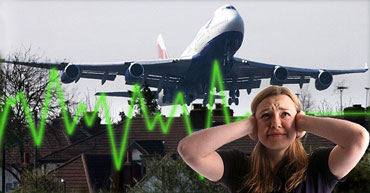 Das Bild zeigt ein Flugzeug und eine Frau, die sich die Ohren zuhält