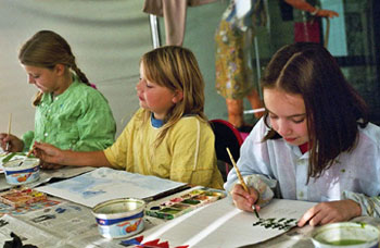 Das Bild zeigt die Kinder in der Kunstschule