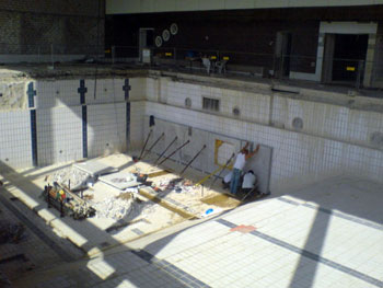 Das Bild zeigt die Arbeiten am Hallenbad-Becken