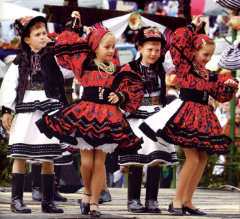 Das Bild zeigt eine Kinder-Tanzgruppe aus Rumänien