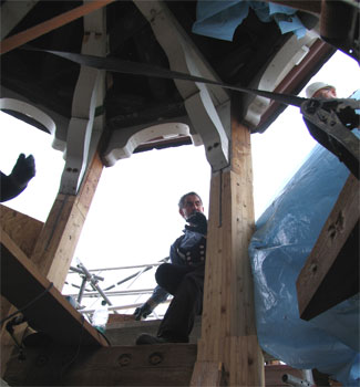 Das Bild zeigt die Sanierungsarbeiten an der Turmhaube der Abtei