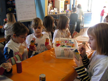 Das Bild zeigt Kinder beim Malen