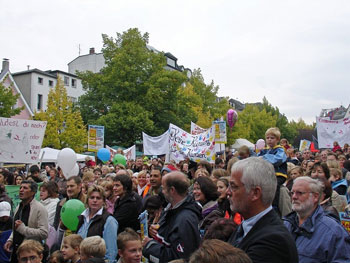 Das Bild zeigt die Siegburger Demonstration gegen Kibiz