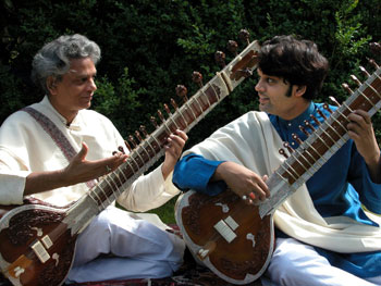 Das Bild zeigt zwei indische Musiker