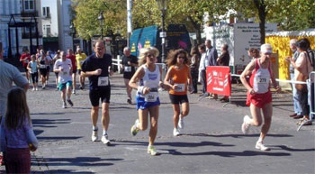 Das Bild zeigt einige Läufer beim Michaelsberglauf im letzten Jahr