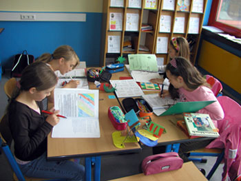 Das Bild zeigt Schüler in der Klasse