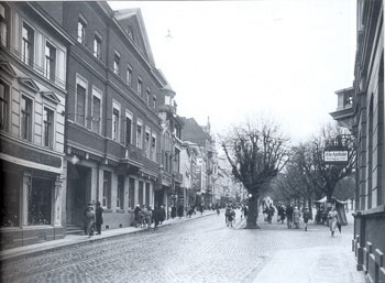 Das Bild zeigt den Blick von der Bahnhofstraße auf den kopfsteingepflasterten Markt mit Schienenstrang um 1935