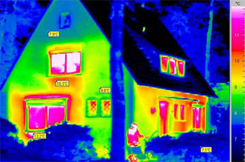 Das Bild zeigt die Thermografieaufnahme eines Hauses