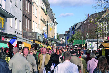 Das Bild zeigt viele Besucher in der Siegburger Innenstadt