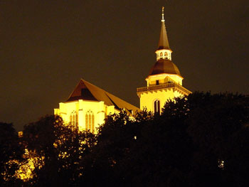 Das Bild zeigt die Abtei Michaelsberg bei Nacht