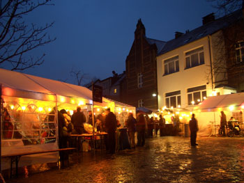 Das Bild zeigt den Wolsdorfer Adventsmarkt
