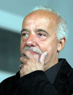 Das Bild zeigt Paulo Coelho