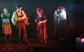Das Bild zeigt eine Szene aus dem Märchenspiel Hänsel und Gretel