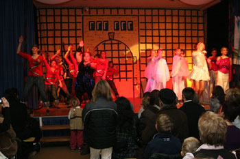 Das Bild zeigt eine Musicalaufführung des Kinderheimes