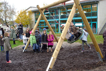 Das Bild zeigt die Kinder auf dem neuen Spielgelände der Hans Alfred Keller-Schule