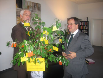 Bürgermeister Huhn überreicht Minister Armin Laschet den KiBiz Wunschbaum