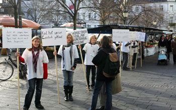 Das Bild zeigt die Schüler mit den Transparenten am Markt