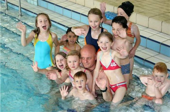 Das Bild zeigt Dirk Lohmann und seine Schwimmschüler
