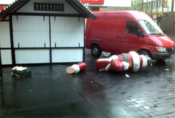 Das Bild zeigt den heruntergestürzten Weihnachtsmann