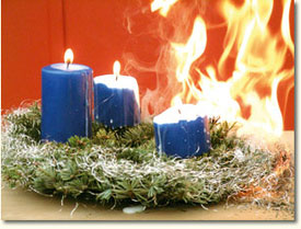 Das Bild zeigt einen brennenden Adventskranz