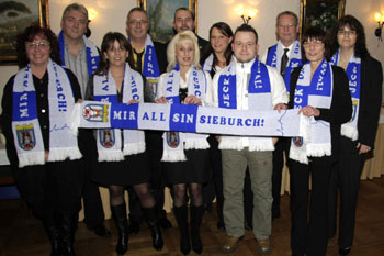Das Bild zeigt die Siegburger Ehrengarde mit dem blau-weißen Mottoschal
