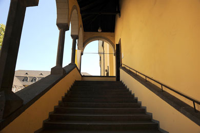 Das Bild zeigt den Treppenaufgang zur Abtei