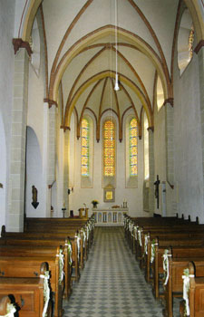 Das Bild zeigt den Innenraum der ältesten Franziskanerkirche Deutschlands