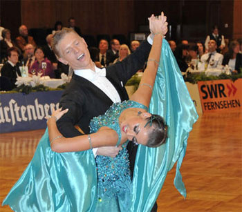 Das Bild zeigt ein Turnier-Tanzpaar