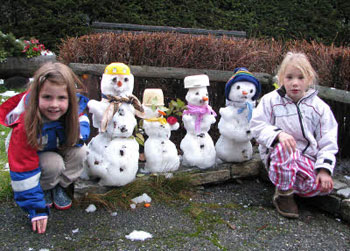 Kinder mit Schneemännern