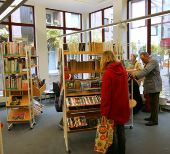 Besucher der Stadtbibliothek beim Stöbern