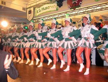 Das Bild zeigt die Tanzgruppe der Husaren Grün-Weiß