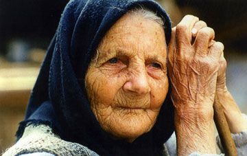 Das Bild zeigt eine alte Frau