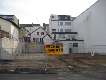 Der Boden im rückwärtigen Bereich zur Elisabethstraße wird untersucht