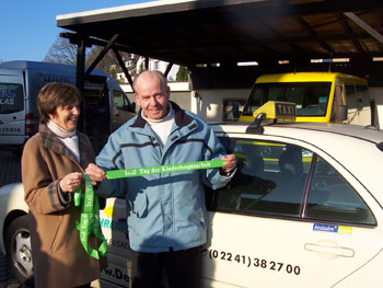 Taxifahrer Peter Trojan mit dem grünen Band der Hoffnung