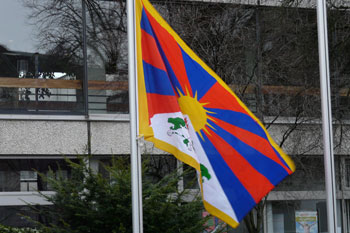 Tibetfahne vorm Siegburger Rathaus