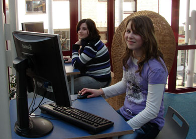 Das Bild zeigt die Jugendlichen am PC