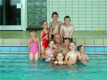 Schwimmschüler mit Schwimmlehrer Dirk Lohmann
