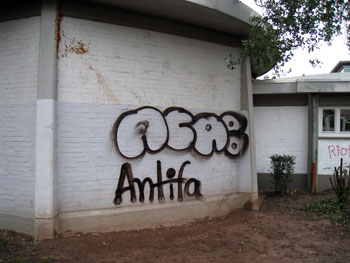 Graffiti-Schmierereien an den Wänden am Gymnasium Alleestraße